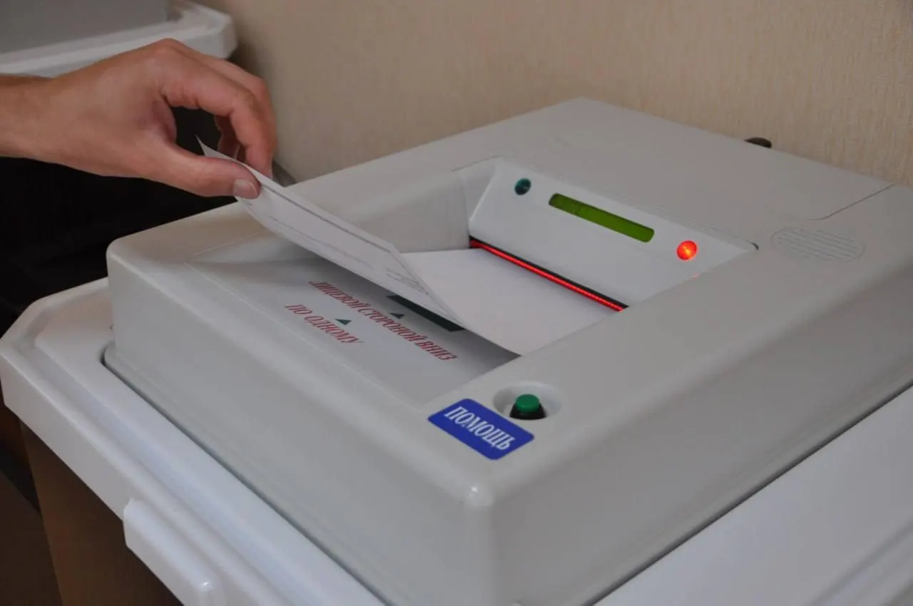 Из-за санкций в регионах зафиксирован дефицит комплексов обработки бюллетеней (КОИБ). Поставки оборудования задержаны, что может привести к ручному подсчету бюллетеней.
