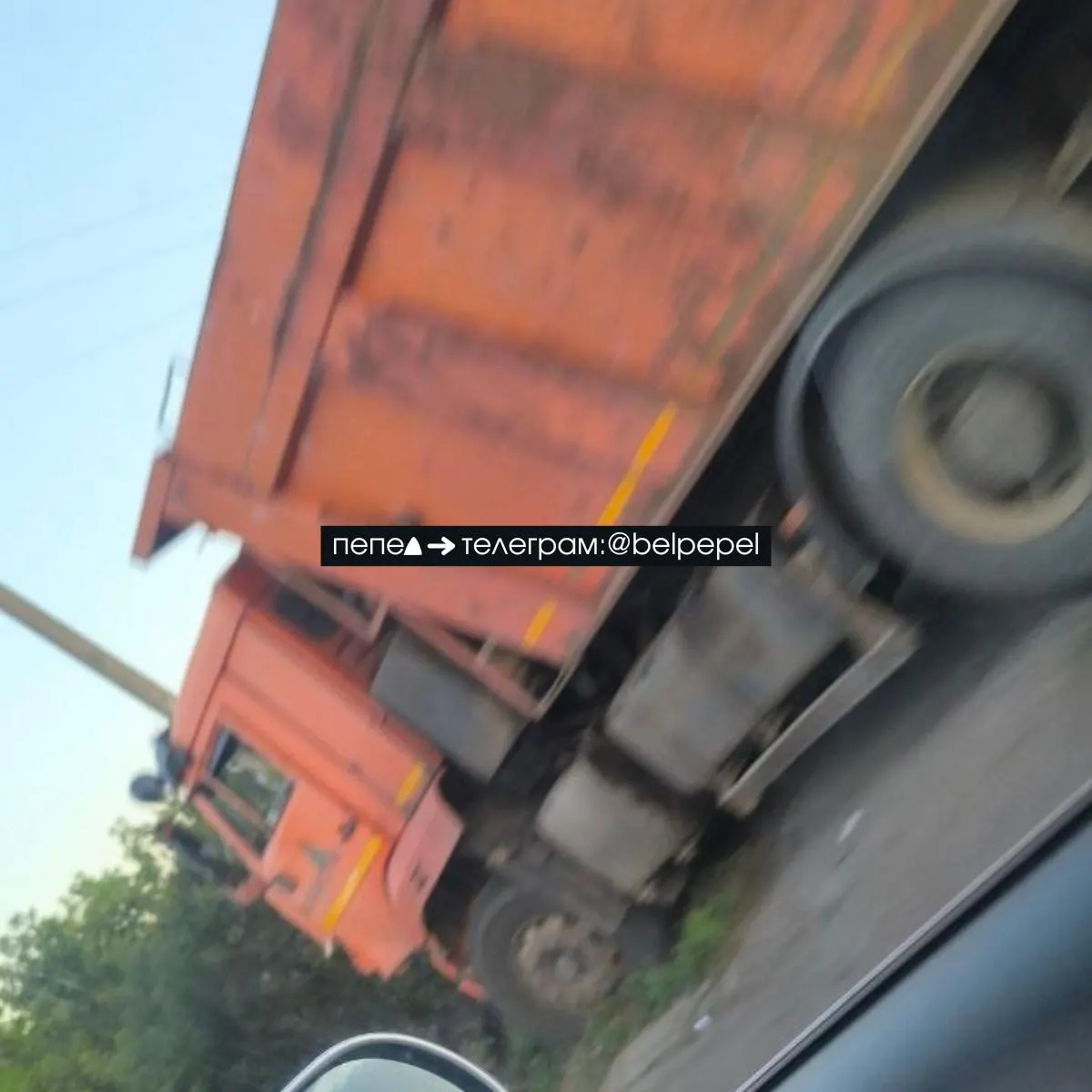 На трассе Белгород — Новый Оскол произошло серьезное столкновение между легковым автомобилем и КАМАЗом. Есть пострадавшие; на месте работают экстренные службы.