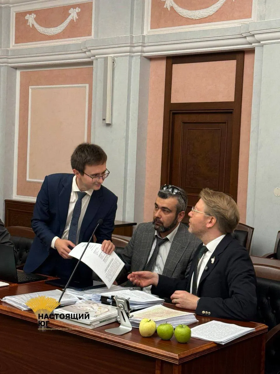 На судебном слушании обсуждались претензии к цитате и к условиям агитационных материалов в отношении партии Яблоко; решение по бюллетеням пока не принято.