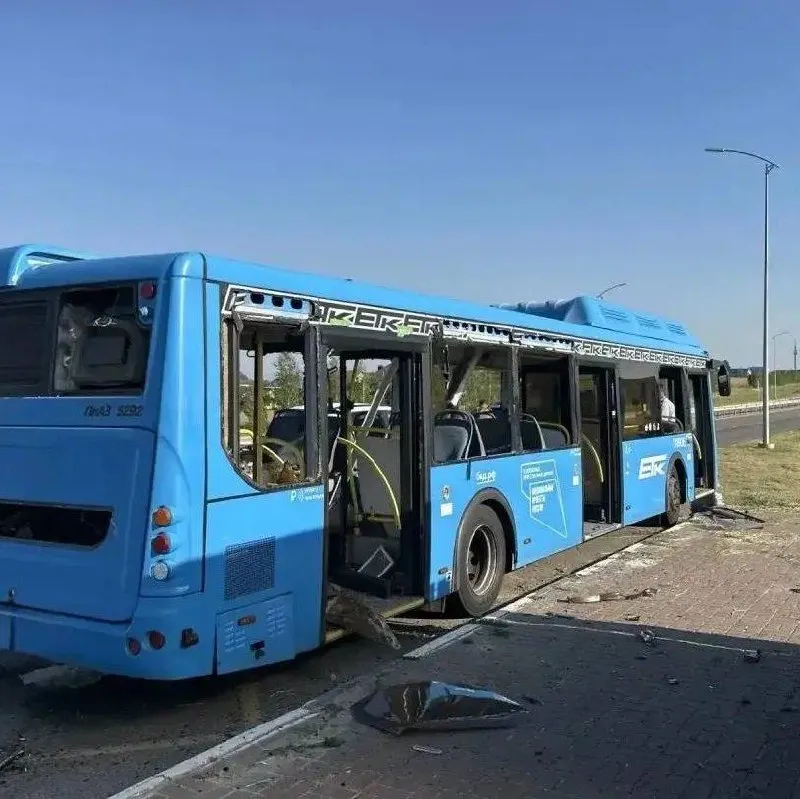 Беспилотник ударил по пассажирскому автобусу в селе Таврово; пострадавший мужчина получил множественные осколочные ранения спины. Обстоятельства инцидента устанавливаются.