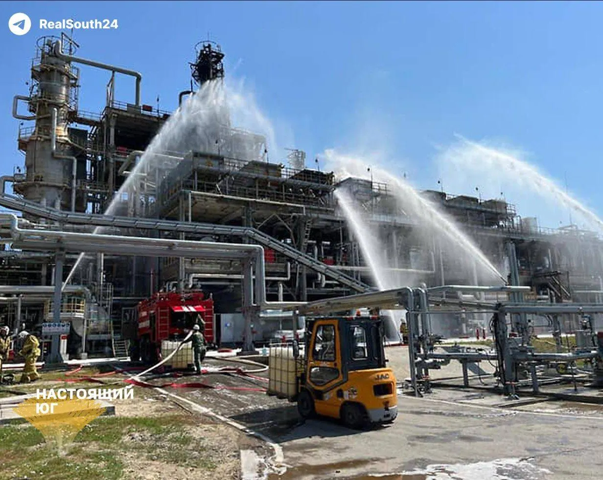 Август стал тяжёлым месяцем для нефтепереработки в России: зафиксировано множество атак на НПЗ, производство бензина снизилось, в регионах возникают перебои и растут цены.