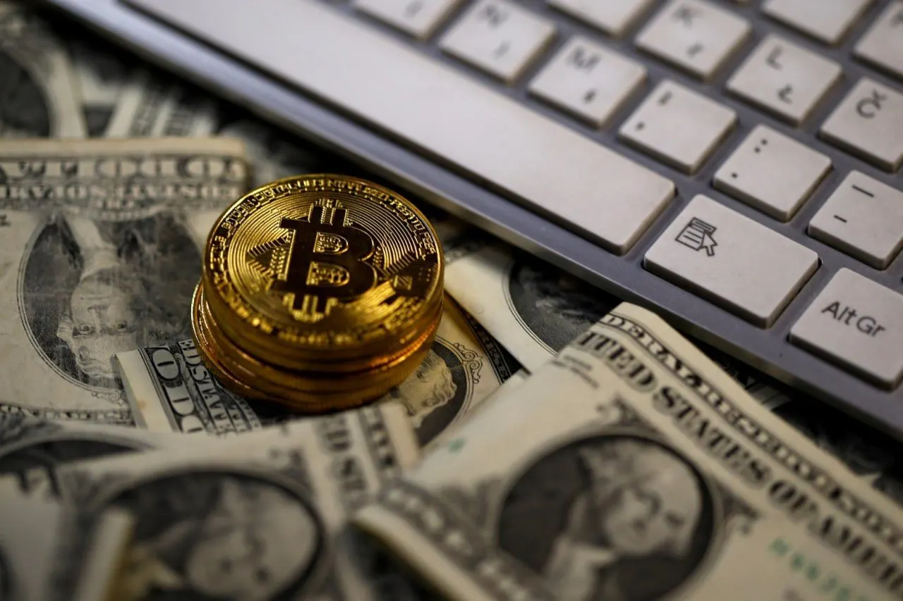 По данным уголовного дела и материалов правозащитного проекта, Binance передала запрошенные сведения о пользователях и их операциях: истории аккаунтов, документы и данные депозитов и выводов криптовалют, а также данные входов.