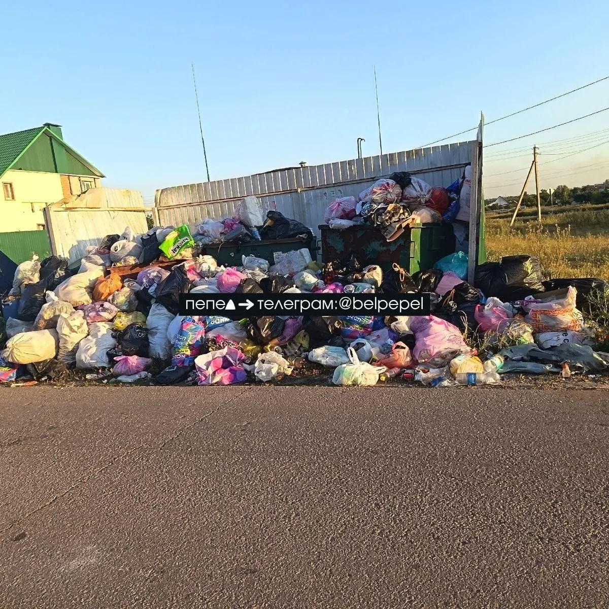 Из‑за атак дронов на мусоровозы в приграничной Белгородской области возникают перебои с вывозом ТКО. Местные жители жалуются на антисанитарию и накопление отходов в нескольких населённых пунктах.