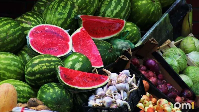 Разрезанные арбузы и дыни могут угрожать здоровью; покупайте бахчевые только в проверенных торговых точках и следуйте санитарным нормам.