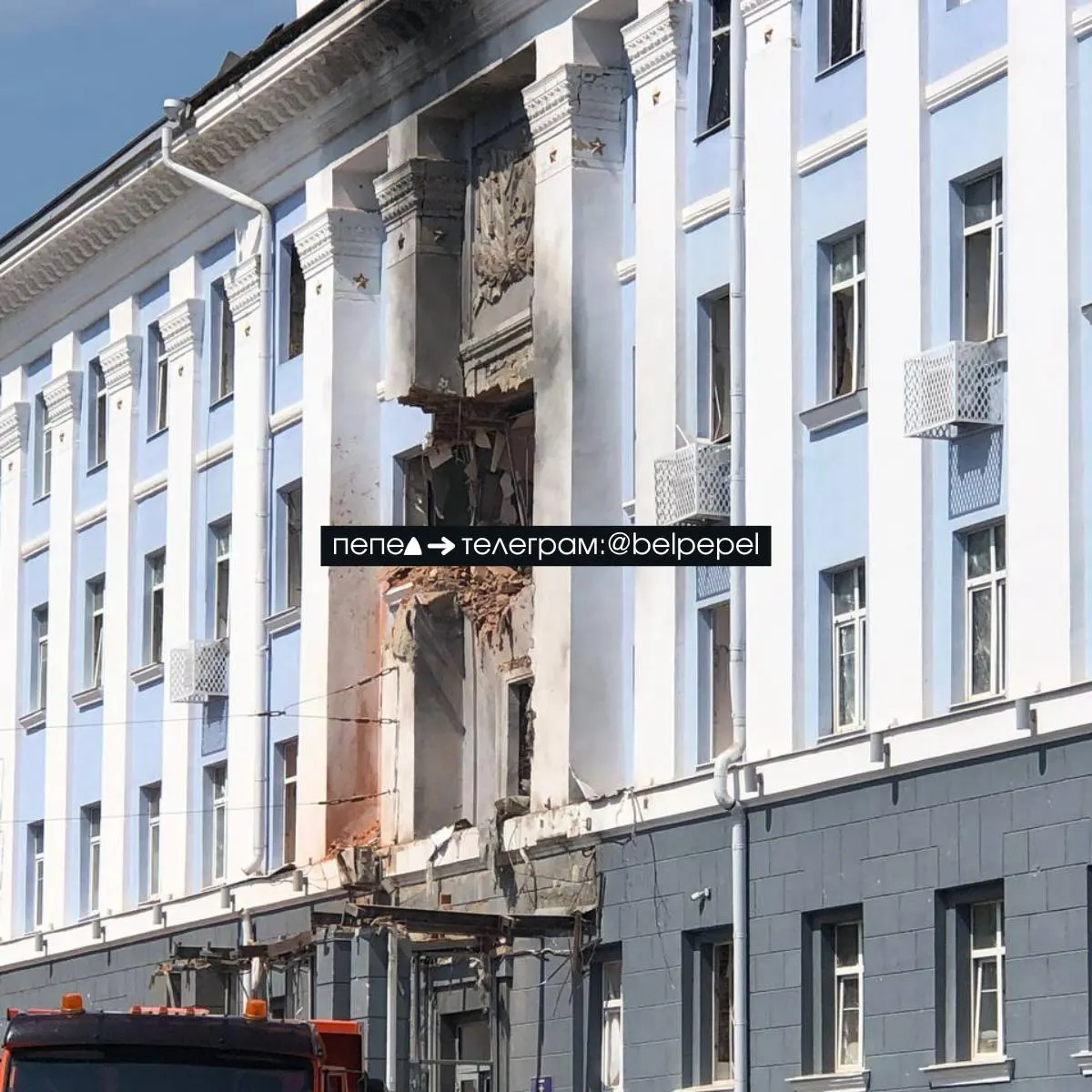 Ночной инцидент: беспилотник проник на третий этаж над входом в здание полиции Белгородской области на проспекте Славы.