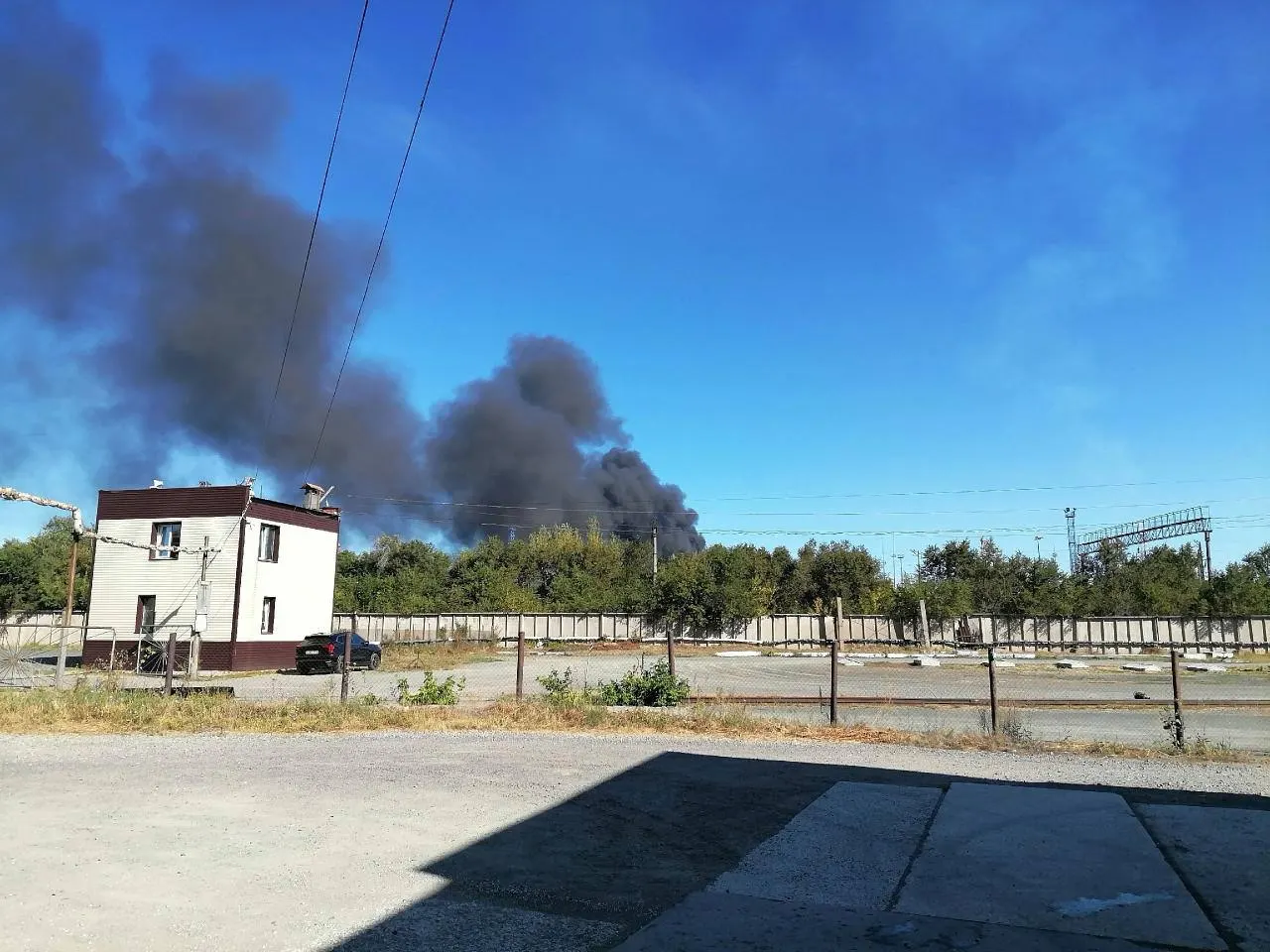 Горожане призывают оставаться дома, возможны перебои в связи; ситуация может быть связана с атакой в соседнем Оренбургском регионе на Орский НПЗ; сирены звучат в нескольких городах.