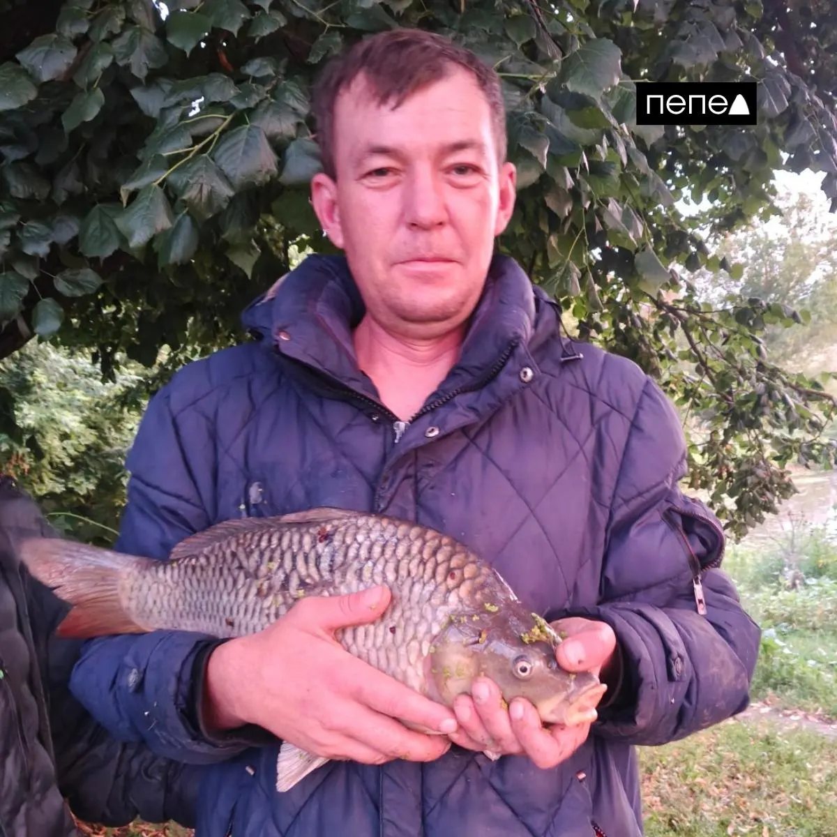Очевидцы сообщили, что пролетавший над селом беспилотник целенаправленно направился в сторону мужчины. Это уже второй дрон, замеченный над Варваровкой за утро.