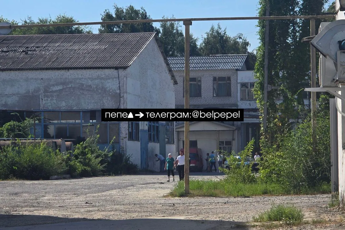 По предварительным данным, после удара беспилотник упал на территории бывшего завода на улице Пугачёва в Белгороде; ранение получили двое.