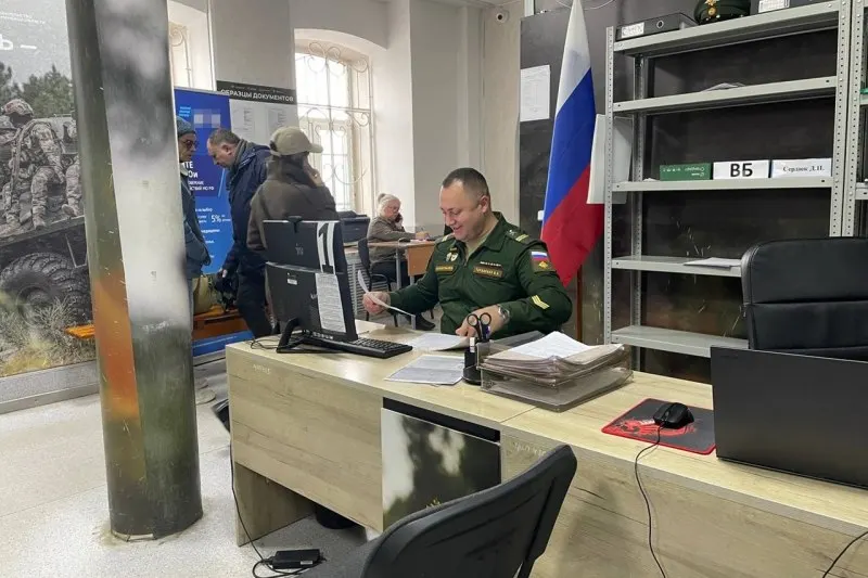 Официальные лица заверили: мобилизация не планируется. За первые полгода 2026 года заключено около 200 тысяч контрактов с Минобороны. Эксперты предупреждают, что тема мобилизации может использоваться для давления на общество.