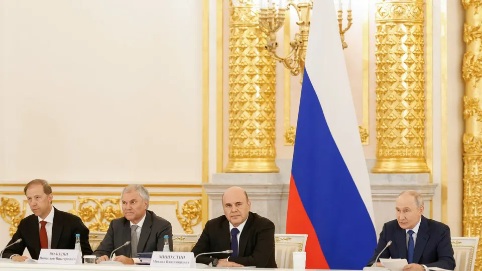 Путин объявил о мерах поддержки трудоустройства ветеранов, включая сохранение рабочих мест и требования к работодателям. Приведены примеры участия регионов в найме участников войны.