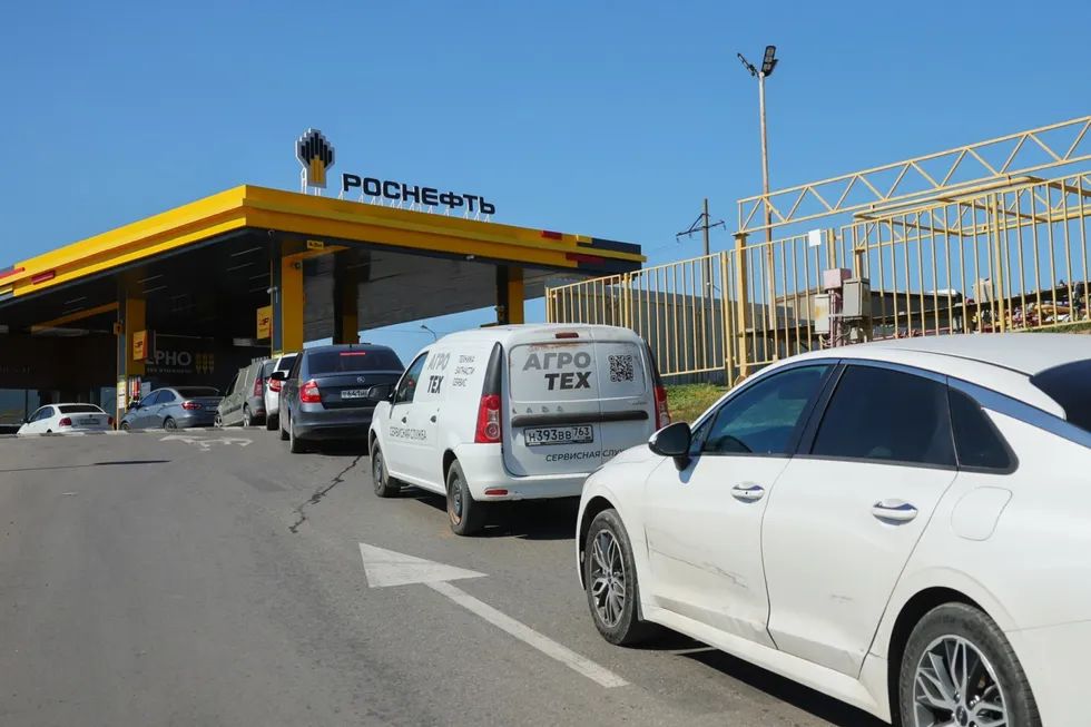 Цены на бензин растут, вводятся лимиты на продажу топлива в крупных городах, признаки дефицита появляются в регионах. Ситуация усугубляется перебоями поставок и обсуждением импорта топлива.