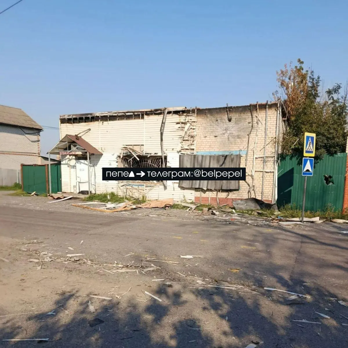 Из-за атак беспилотников в Малиновке и Отрадном Белгородской области прекратились перевозки бронеавтомобилей, жители фиксируют повреждения домов и обломки на дорогах.