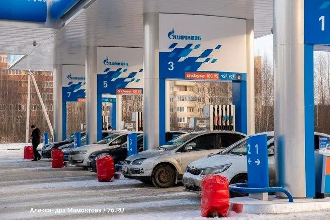 Теперь автолюбители могут заправлять любое количество топлива и оплачивать после заправки; лимиты сняты в Москве, Ленинградской области и ещё девяти регионах.