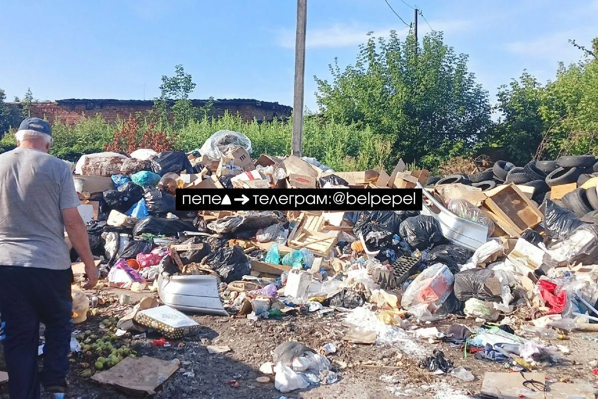 Из-за атак беспилотников на мусоровозы в Белгородской области вывоз отходов идёт с перебоями: отходы накапливаются, появляются запахи, люди недовольны оплатой услуг.