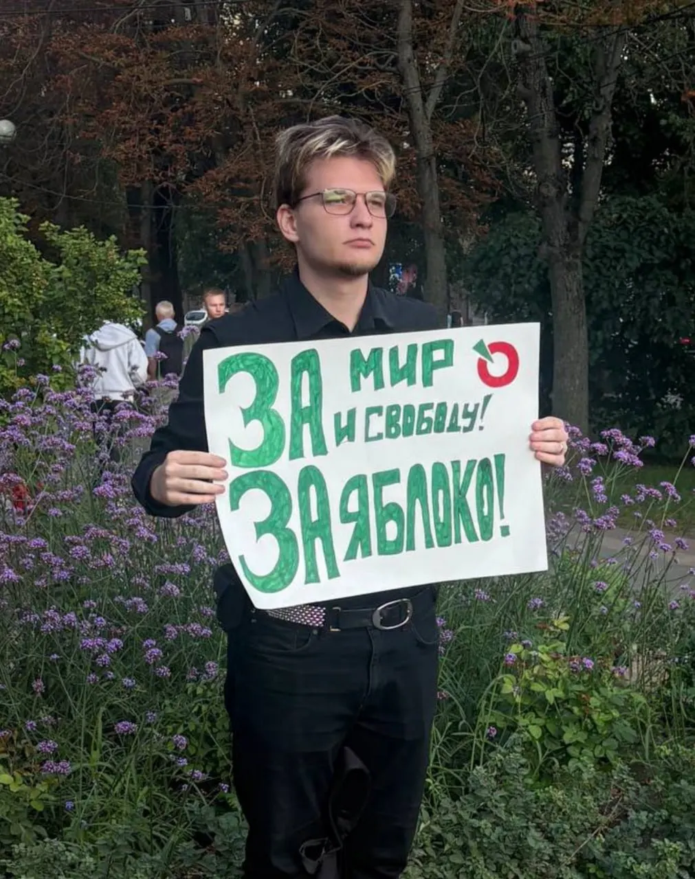 Кандидат в Госдуму от Яблока рассказал о ходе пикета у памятника Богдану Хмельницкому в Белгороде и задержании фотографа силовиками.