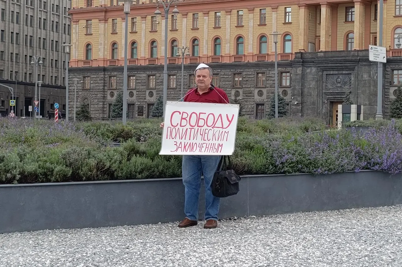 Повреждены дома после атаки беспилотников в Ленинградской области; задержан активист во время пикета; близ Белгородской области обстрелян приют, погибли три собаки; юрист сообщил о давлении в СИЗО.