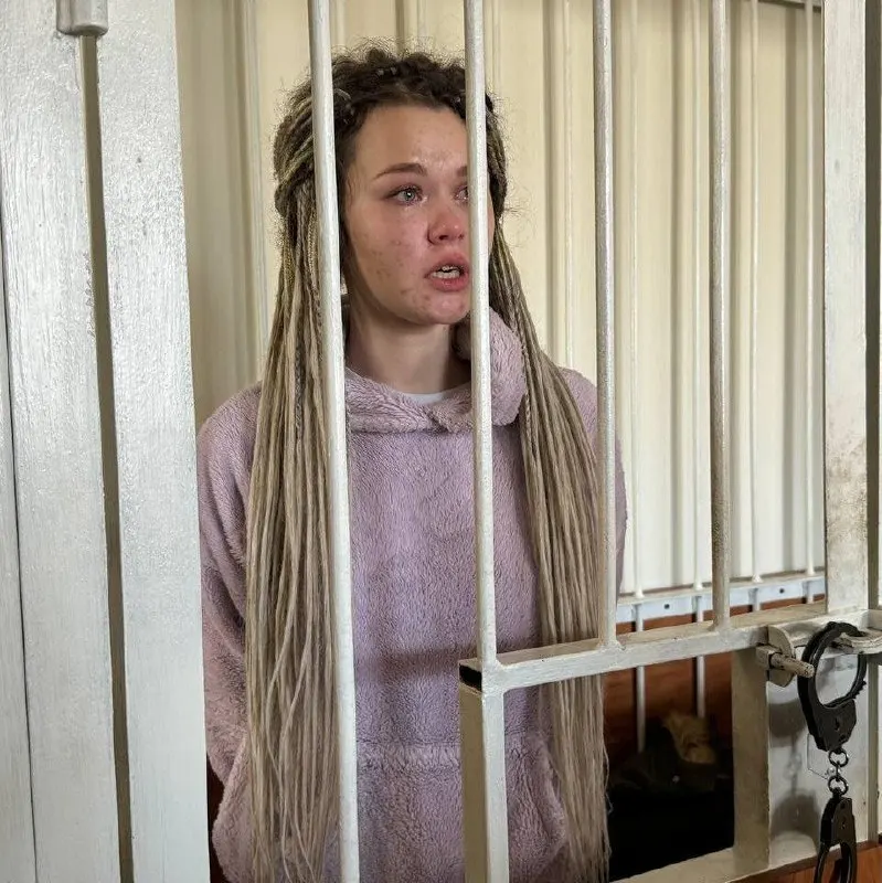 Жалобы на зубную боль, мигрень и тахикардию в штрафном изоляторе. Медицинский персонал спорит с обвиняемой, правозащитники сообщают о давлении и угрозах, после ШИЗО возможен перевод в строгие условия содержания.