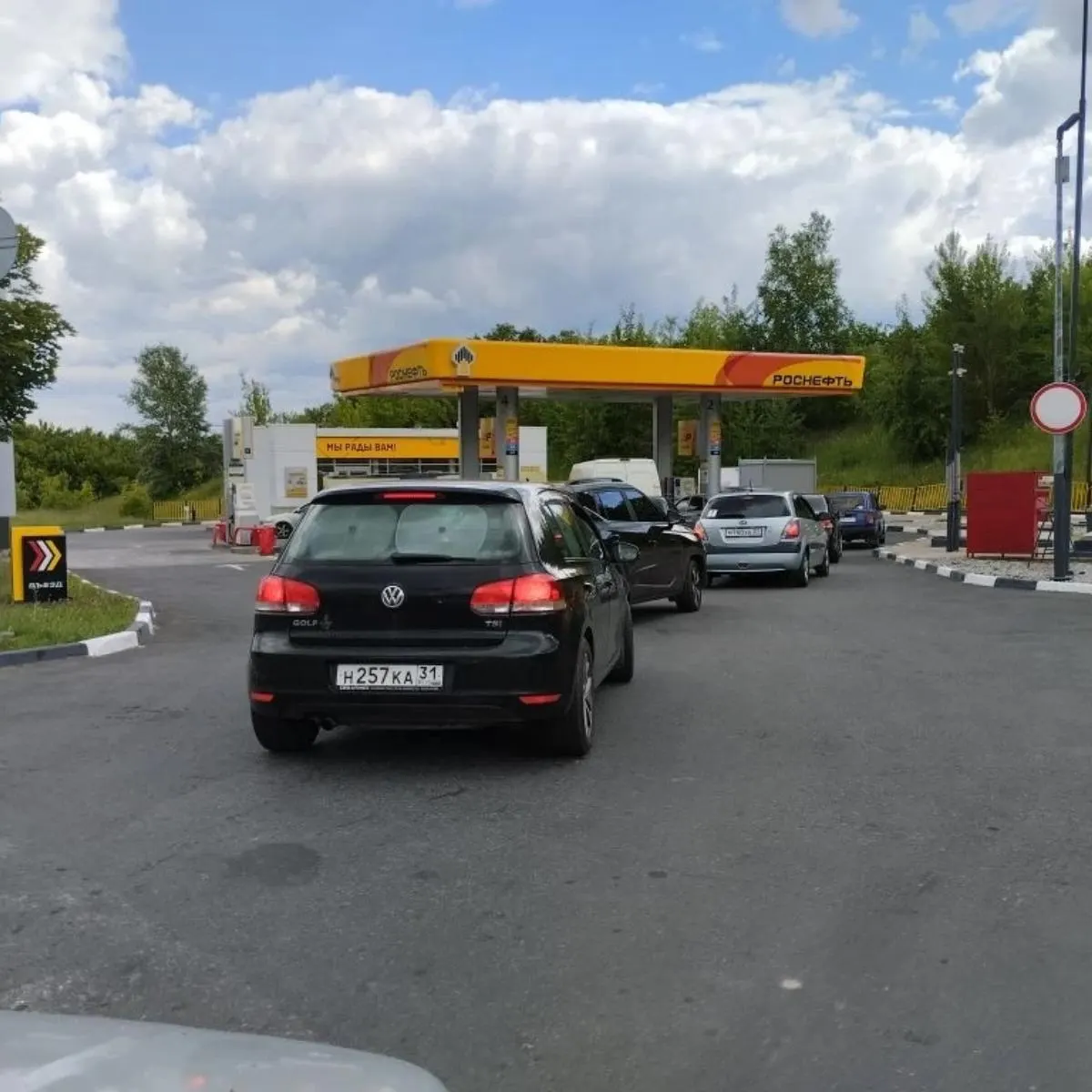 Автовладельцы региона сообщают о дергании автомобилей, детонации двигателя и росте расхода топлива после заправки; власти уверяют, что массовых поломок не зафиксировано и призывают жаловаться в Роспотребнадзор.