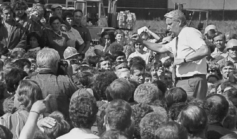 Исторический взгляд на декларации суверенитета республик в начале 1990-х и роль России.