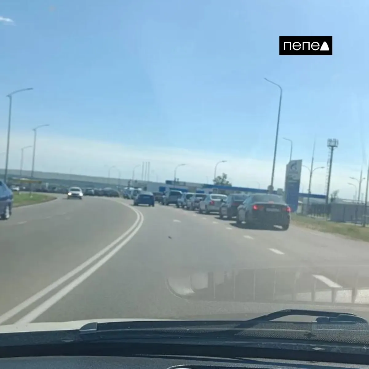 В городе Алексеевке десятки автомобилей выстраиваются в очереди за бензином на заправках, ситуация поднимает вопросы о доступности топлива в регионе.