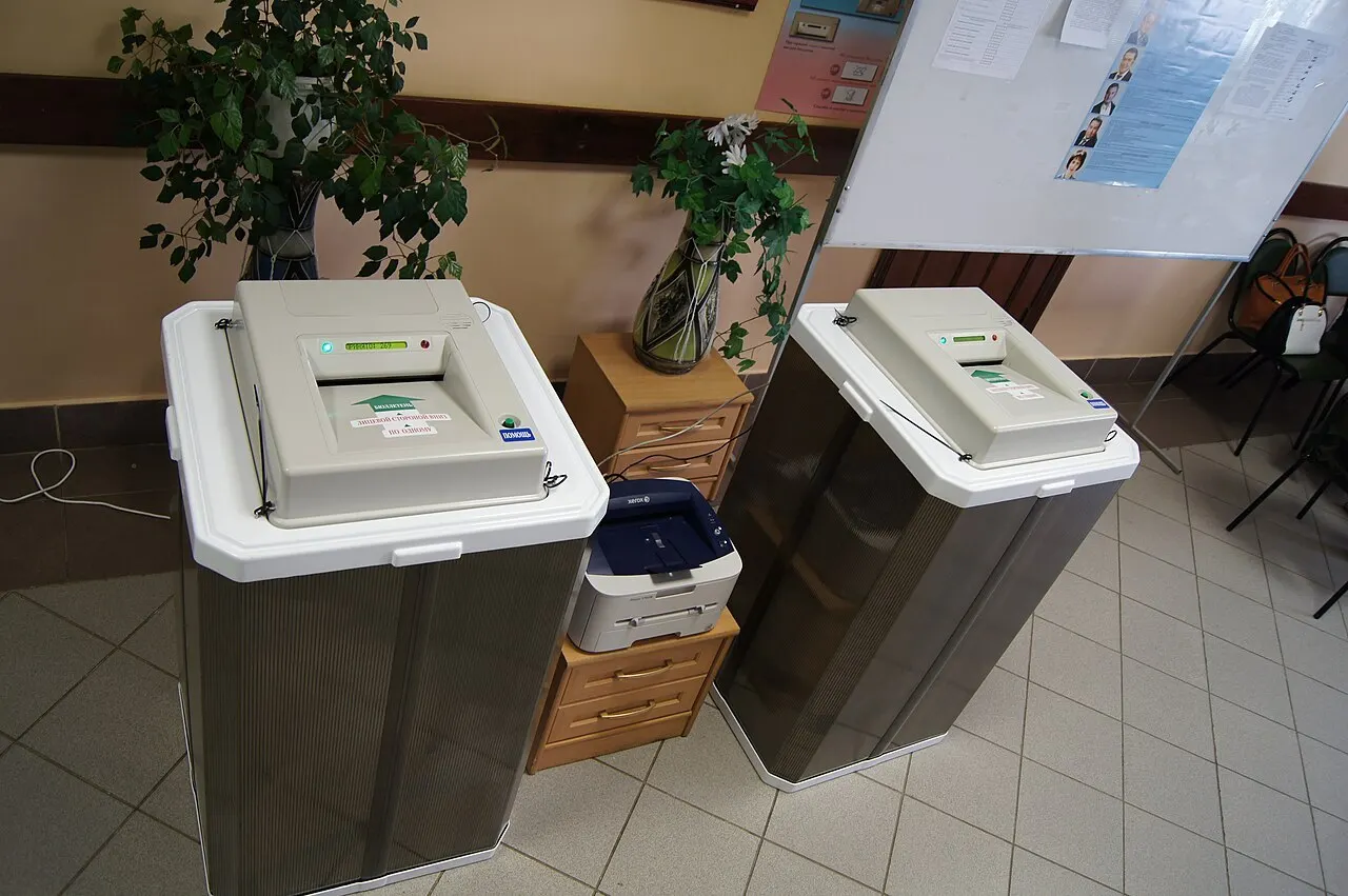 Из-за санкций в Екатеринбурге на выборах в этом году не будут применяться комплексы обработки бюллетеней КОИБ; решение затронет большинство участков.