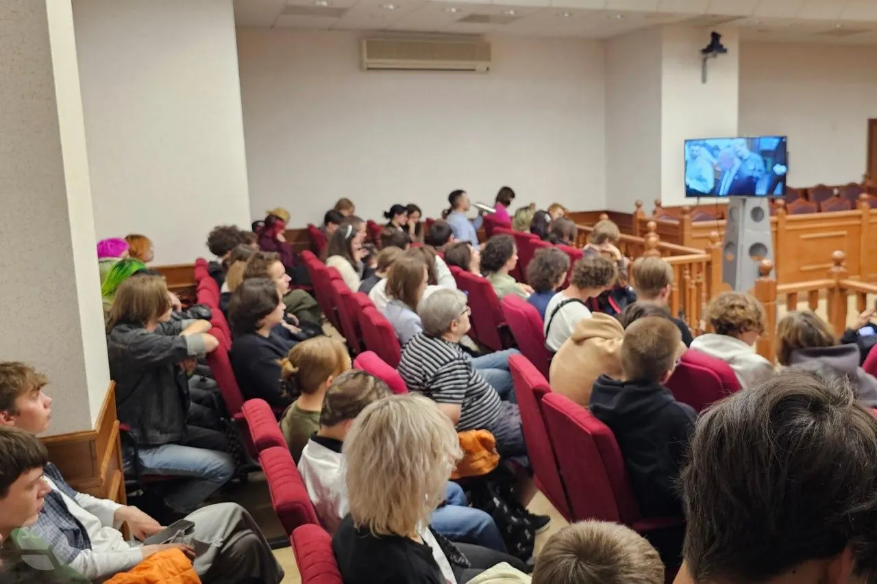 Коротко о ключевых событиях: гибель и ранения в Ярославской области после атак дронов; отмена кандидатов в двух регионах; сбой доступа к Википедии; оборот товаров двойного назначения на OZON; внесение в реестр иностранных агентов; арест супруги акционера; фото заседания суда.