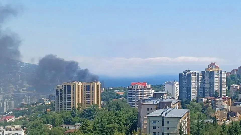 Украинская атака морскими и воздушными дронами на побережье Ялты вызвала возгорание на набережной; власти начали эвакуацию жителей близлежащих зон.