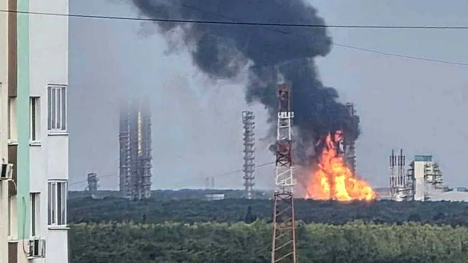Крупный нефтехимический комплекс в Тюменской области остановил производство после атаки беспилотников, что повлияло на выпуск полимеров и СУГ.