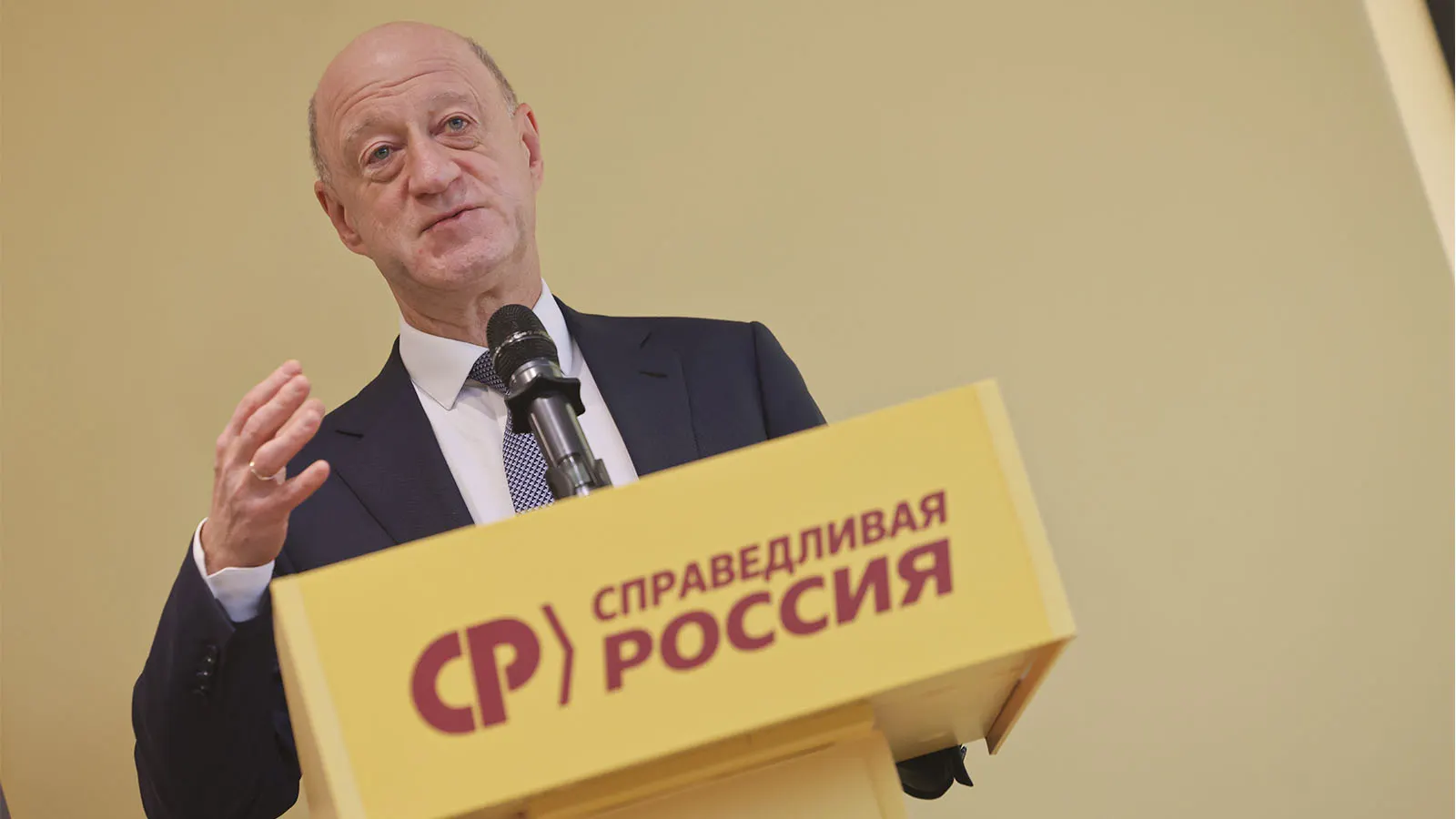 Вице-спикер Госдумы Александр Бабаков рассматривается как кандидат на новый лидерский пост на фоне восстановления Миронова; обсуждается формирование будущей фракции в Госдуме.