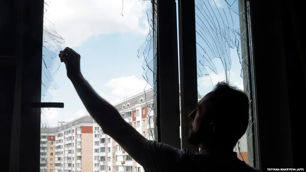 Ночное нападение беспилотников затронуло Московскую область и другие регионы. Сообщается о сбитых БПЛА, пожарах и массовых эвакуациях.