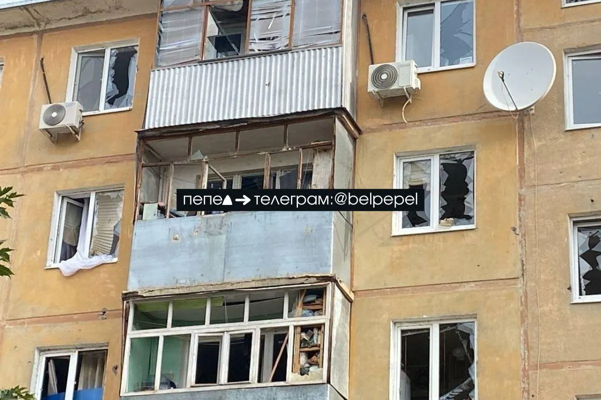 После взрыва беспилотника окна домов повредились; ремонт окон отложен, отопление на зиму планируют отключить до декабря.