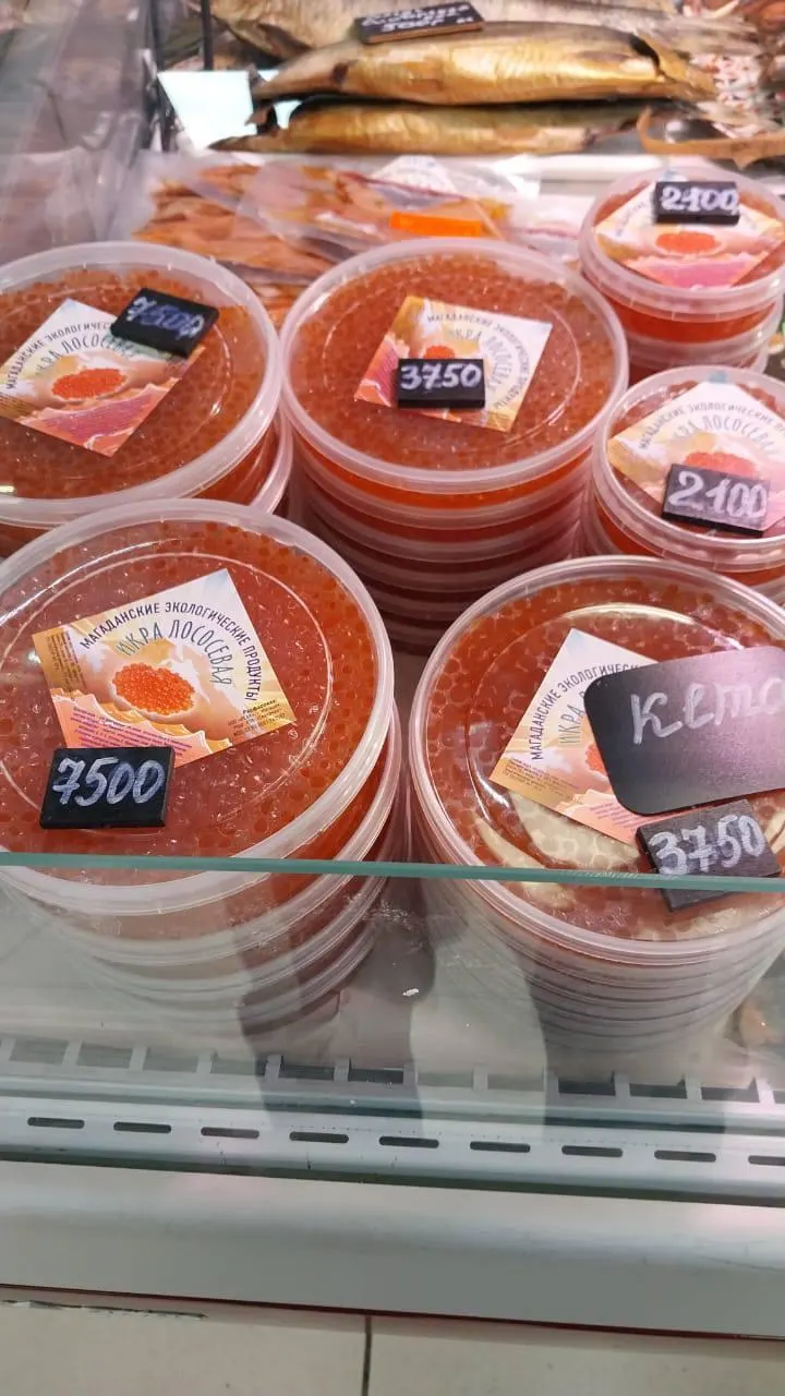 На Камчатке, Сахалине, Магаданской области, Хабаровском крае, Чукотке и Приморье зафиксировано резкое снижение добычи лосося и икры; ситуация может повлиять на цены.