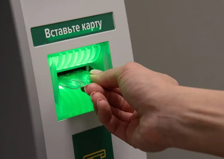 Новые поправки к правилам банковской блокировки позволят ограничивать операции по частичному совпадению данных клиента с лицами из перечня заморозки. Банки смогут приостанавливать транзакции на пять рабочих дней.