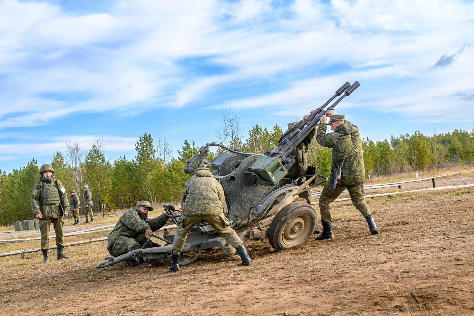 Указ предусматривает увеличение численности военнослужащих на 15,5 тысячи человек.