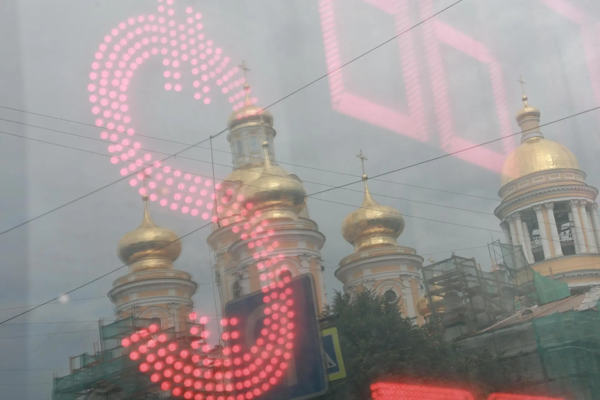 За лето курс рубля к доллару упал примерно на четверть; эксперты предупреждают о дальнейшей динамике курса.