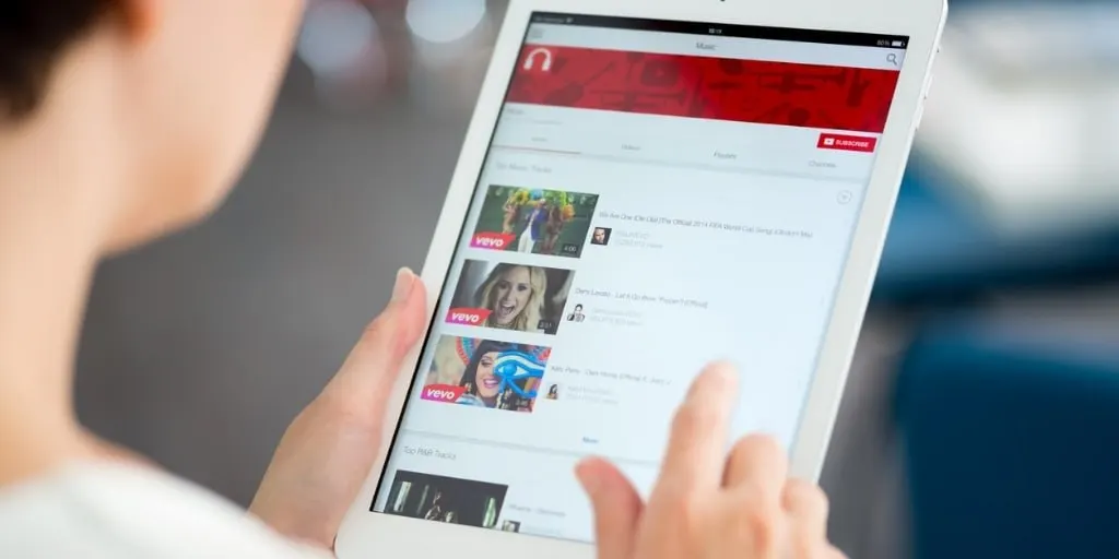 В январе—июне 2026 года среднее время просмотра видео на ведущих платформах в России выросло на 6% до 87,7 минуты в день на человека; без учета YouTube падение составило 5%.