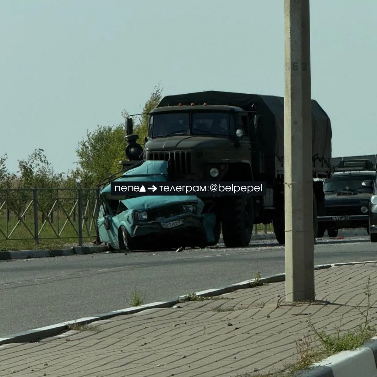 Военный грузовой автомобиль столкнулся с легковым автомобилем ВАЗ в районе Новосадового; пострадал как минимум один человек.