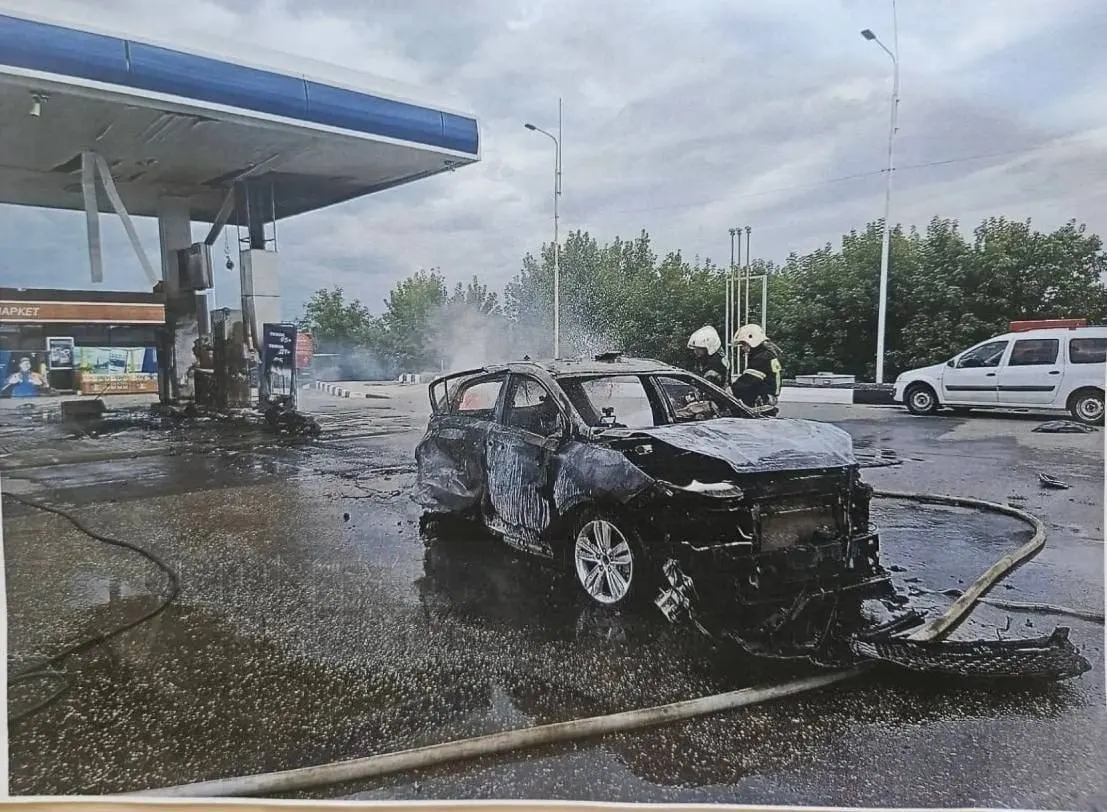 Дрон попал в автомобиль 34-летнего белгородца во время очереди на заправке; мужчина погиб вместе с машиной. У него осталось двое детей — 8 месяцев и 9 лет. Банк и военкомат отказали в погашении долга и выплатах.