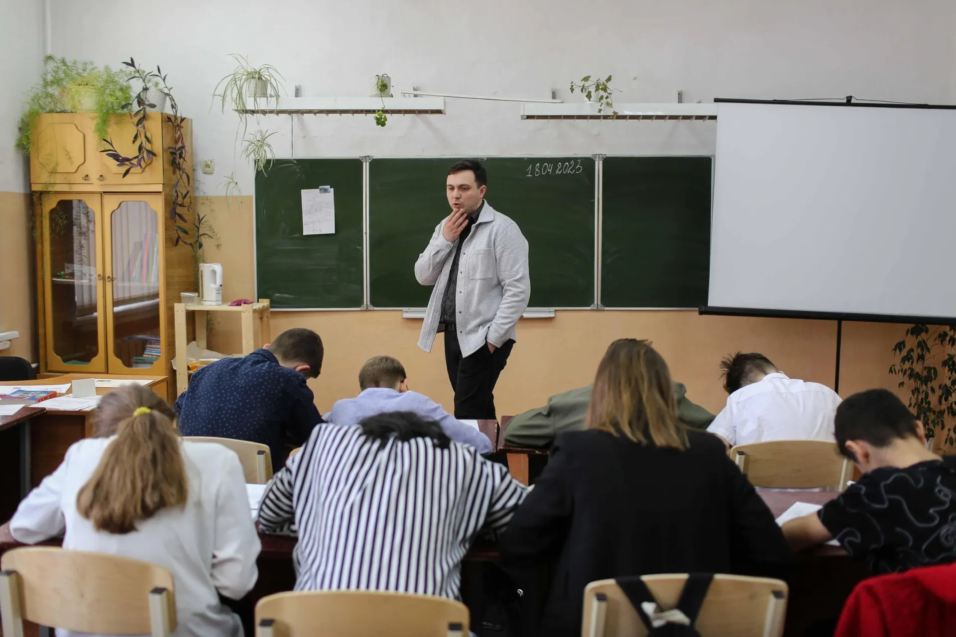 Минпросвещения добавило в образовательную программу ещё один час истории — изменения коснутся части учеников.