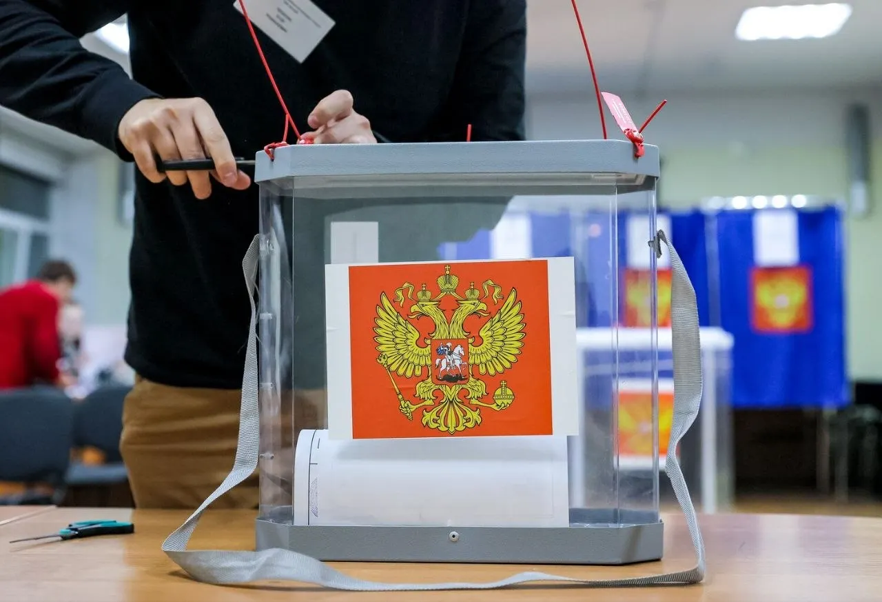 По данным экзитполлов на втором дне ЕДГ-2026 лидирует «Единая Россия», за ней следуют КПРФ, ЛДПР и «Новые люди»; значительная часть опрошенных воздержалась от ответа.