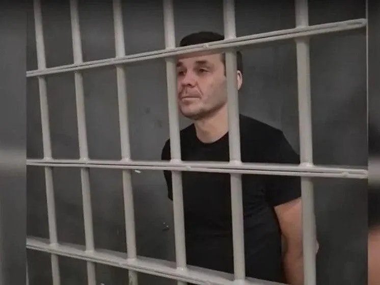 48-летний Максим Артемов осуждён к 14 годам колонии строгого режима и штрафу 200 тыс. руб. за госизмену, по делу о денежных переводах на ВСУ.