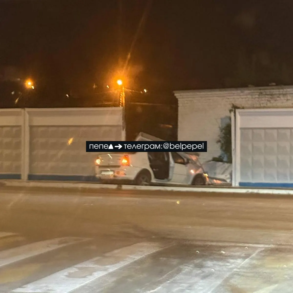 Автомобиль Renault Logan в Белгороде врезался в железобетонный забор водоканала; часть забора обрушилась на машину. Информация о пострадавших уточняется.