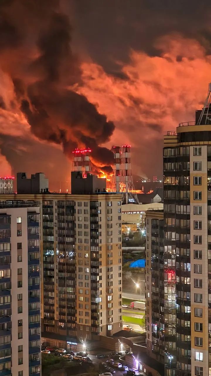 Ночная волна атак дронов повлекла разрушения и ранения; часть города осталась без света, данные подтверждены властями. Один человек погиб, ещё несколько пострадали.