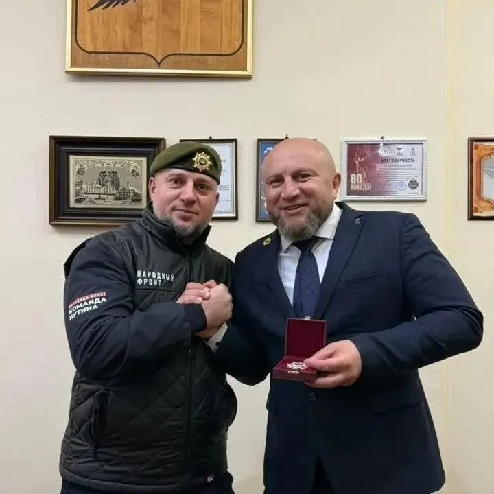 Награду вручил лично командир спецназа Апти Алаудинов, отметив труд чиновника и его неоднократные ранения.