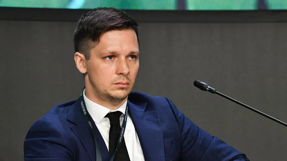 Экономисты отмечают приближение расходов к верхнему порогу и обсуждают новые налоговые меры, которые могут изменить динамику бюджета и экономический курс страны.