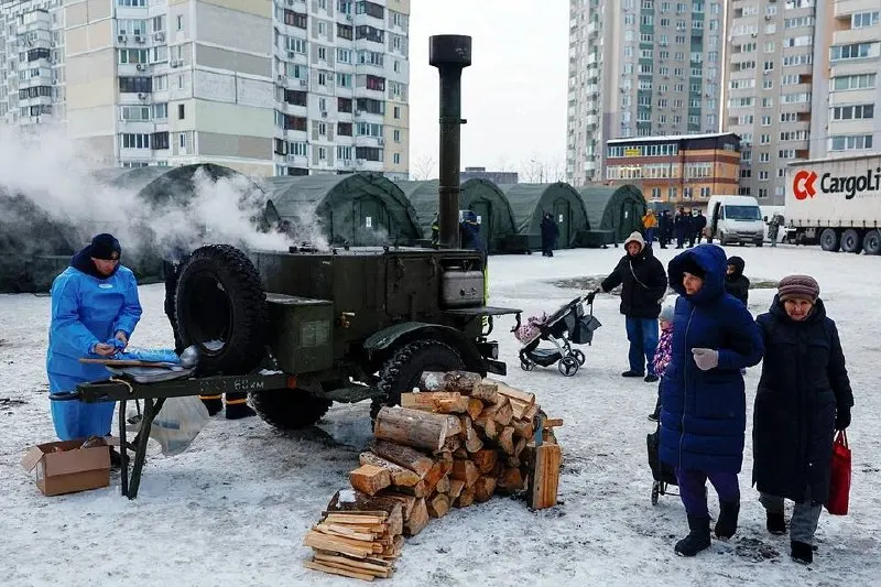 Независимая комиссия ООН пришла к выводу, что российские власти систематически атаковали энергетическую инфраструктуру Украины, лишая граждан электричества, отопления, воды и других жизненно важных услуг, что может квалифицироваться как военные преступления.