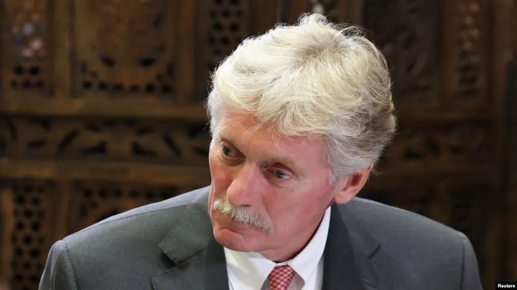 Пресс-секретарь Кремля сообщил о возобновлении переговоров в формате Украина–Россия–США и о продолжающихся ударах по военным целям на территории Украины; обсуждаются вопросы безопасности и санкций.